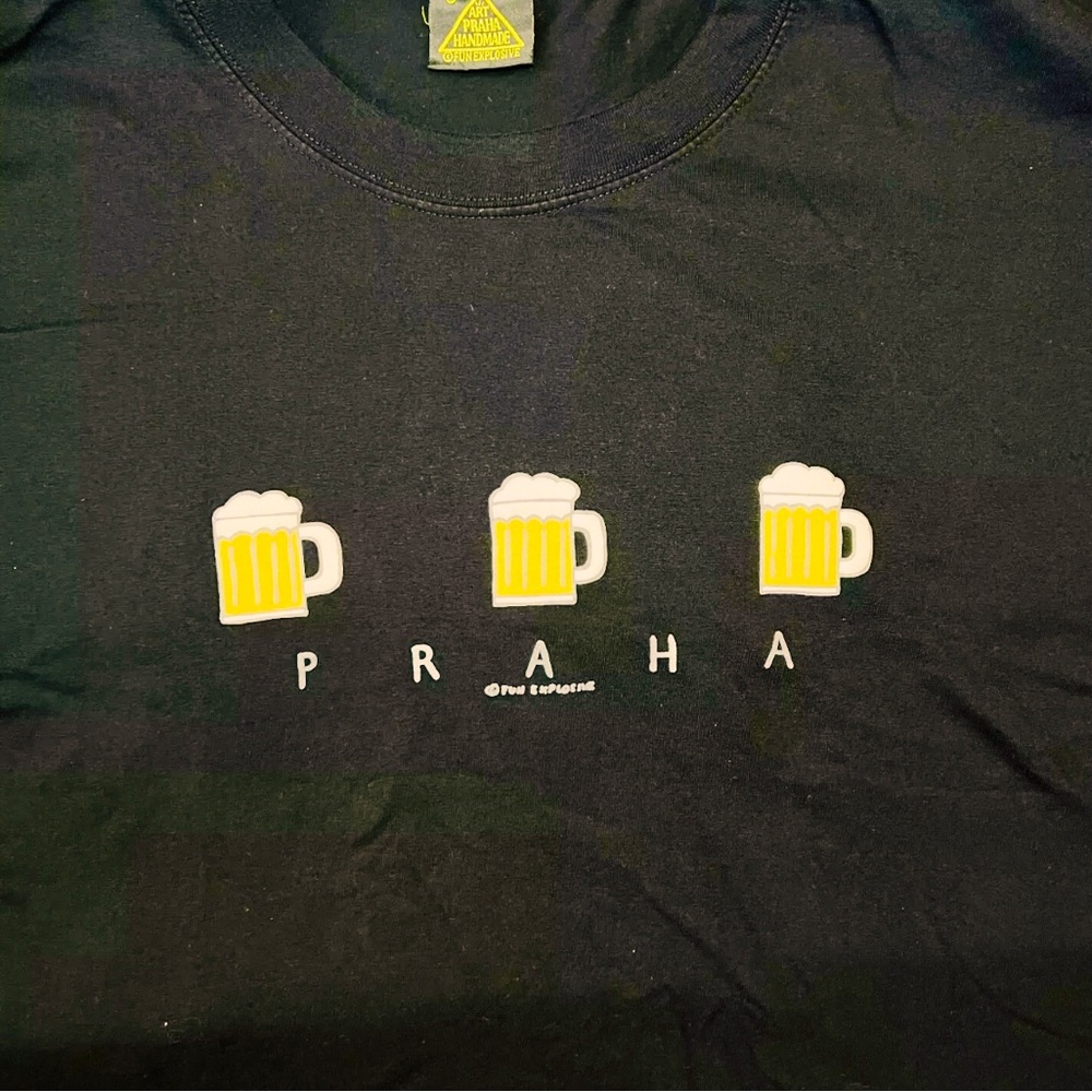 ART PRAHA ©️FUN EXPLOSION Black T-Shirt w/3 Beers Men's Size Med {EUC 18”W/25”L}